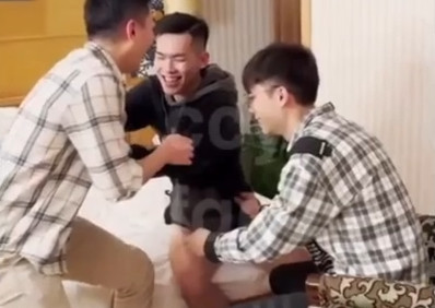 [18] Straight to Gay (异性恋转为同性恋) 1 – Hunting couple of best friends | Engsub